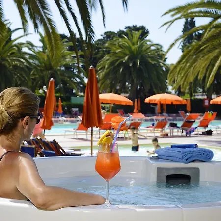 Oasis Aparthotel 2*